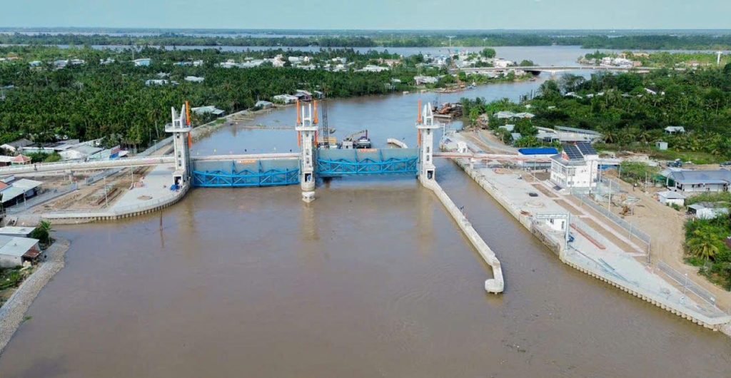 Công trình thủy lợi kiểm soát mặn